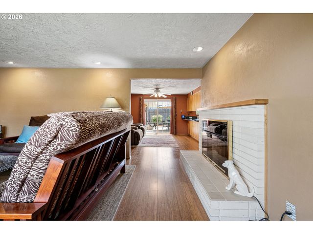 2465 17TH St, Springfield, OR 97477