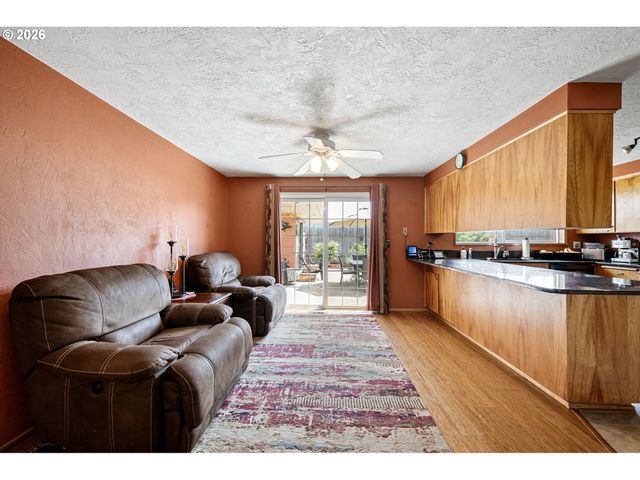 2465 17TH St, Springfield, OR 97477