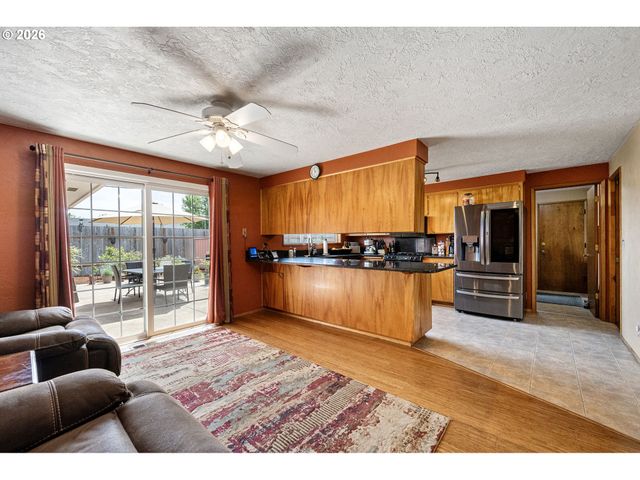 2465 17TH St, Springfield, OR 97477