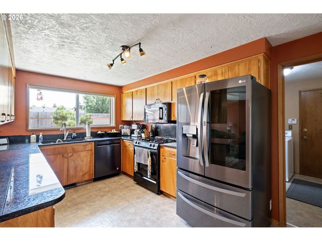 2465 17TH St, Springfield, OR 97477