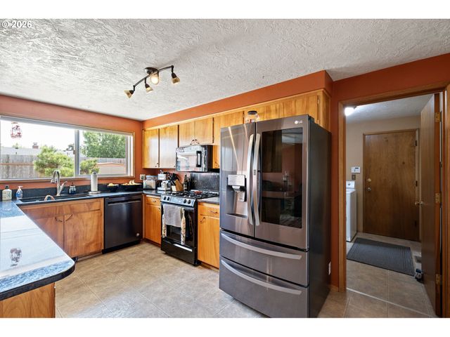 2465 17TH St, Springfield, OR 97477