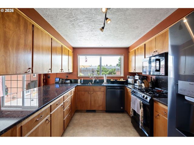 2465 17TH St, Springfield, OR 97477