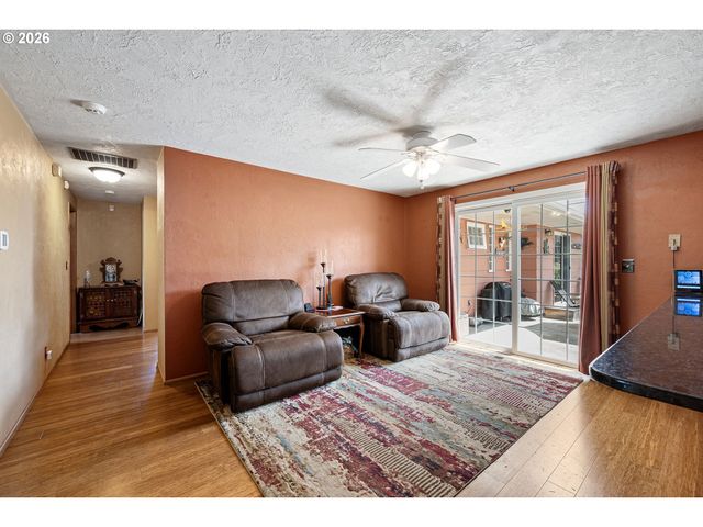 2465 17TH St, Springfield, OR 97477