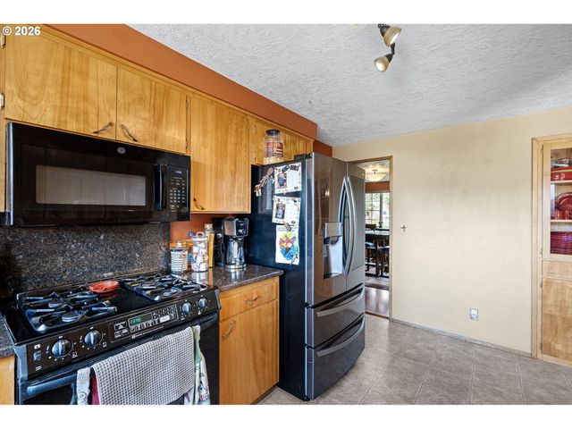 2465 17TH St, Springfield, OR 97477