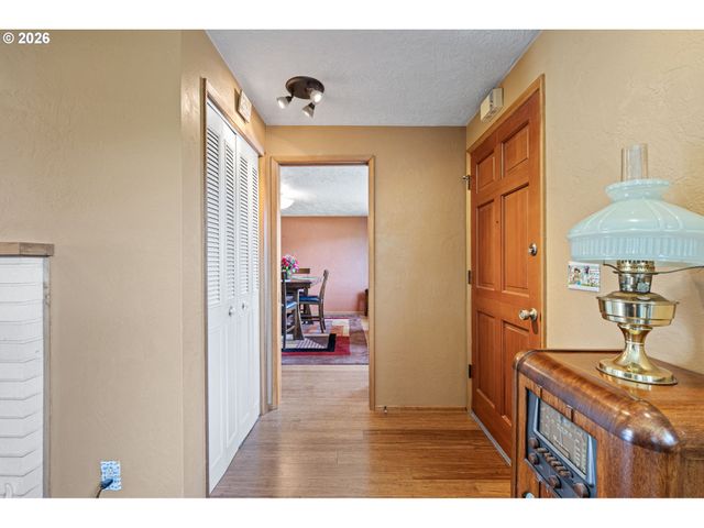 2465 17TH St, Springfield, OR 97477