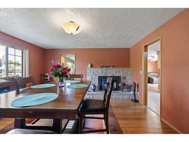 2465 17TH St, Springfield, OR 97477