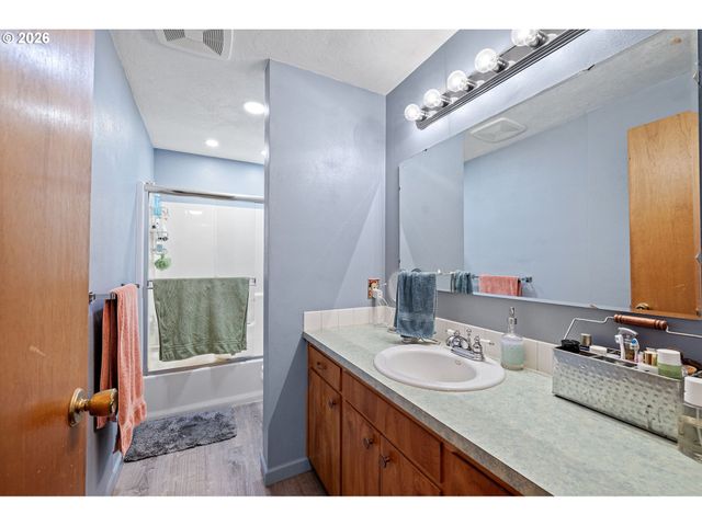 2465 17TH St, Springfield, OR 97477