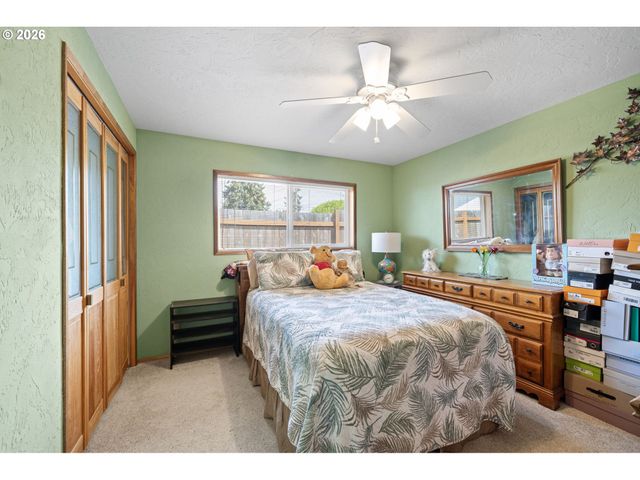 2465 17TH St, Springfield, OR 97477