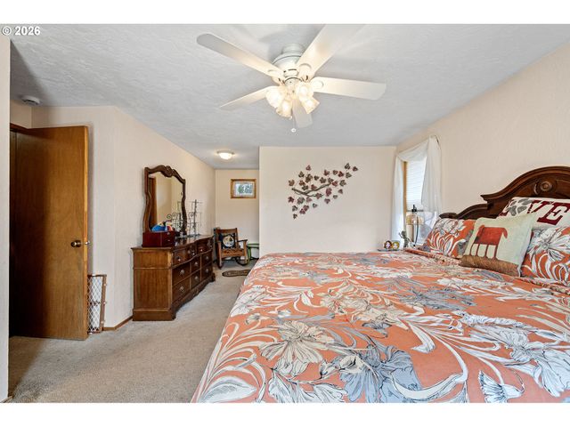 2465 17TH St, Springfield, OR 97477