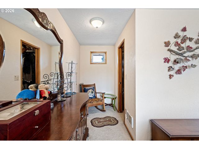 2465 17TH St, Springfield, OR 97477