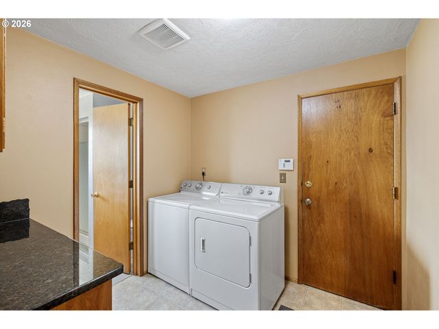 2465 17TH St, Springfield, OR 97477