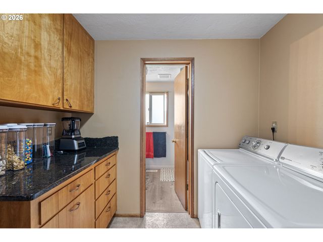 2465 17TH St, Springfield, OR 97477