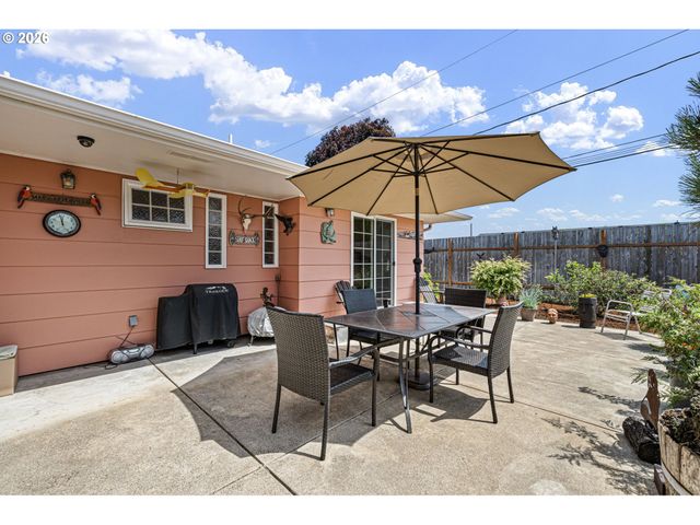 2465 17TH St, Springfield, OR 97477