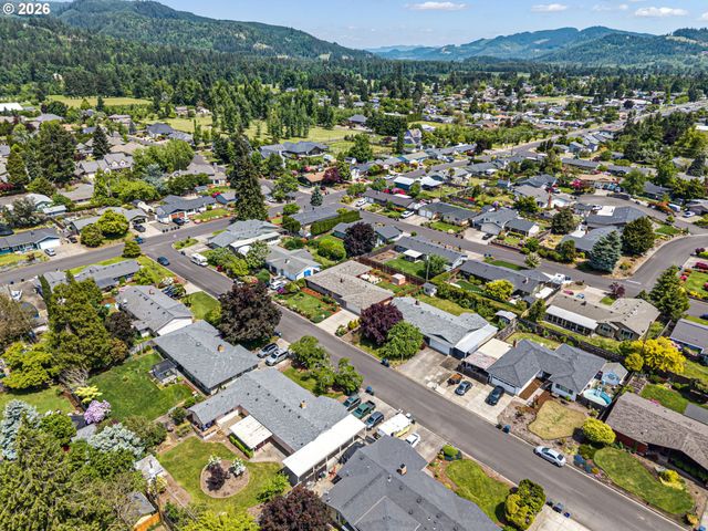 2465 17TH St, Springfield, OR 97477