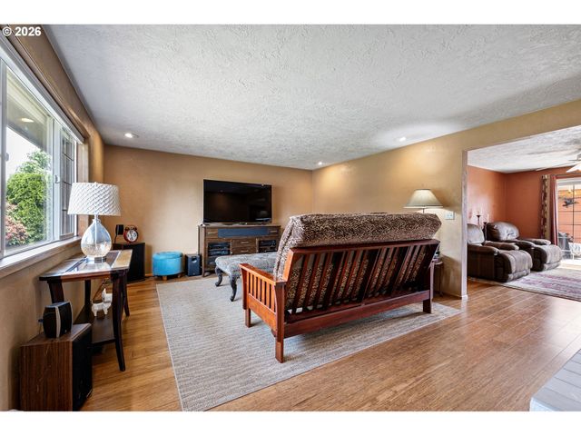2465 17TH St, Springfield, OR 97477