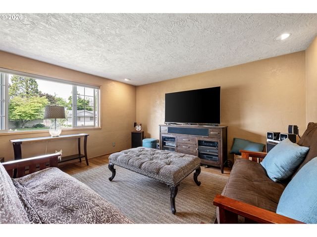 2465 17TH St, Springfield, OR 97477