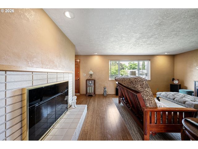 2465 17TH St, Springfield, OR 97477