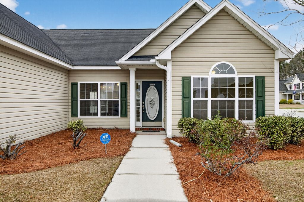 Image 7 of property listing at 115 Cannonsmill Lane, Summerville, SC 29485