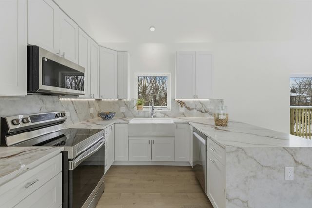 19 Marina Drive, Des Plaines, IL 60016