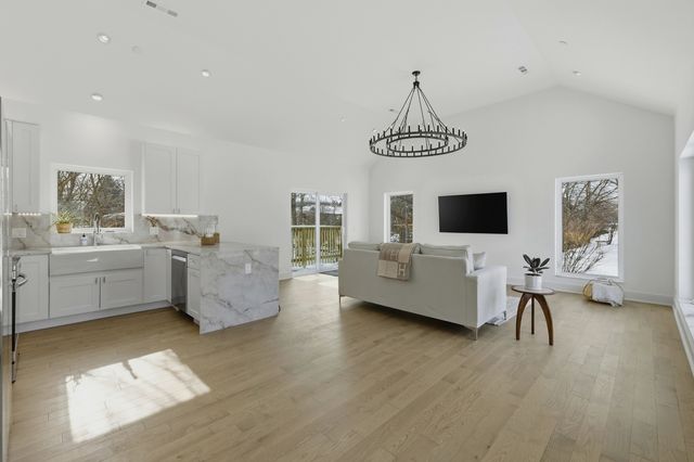 19 Marina Drive, Des Plaines, IL 60016