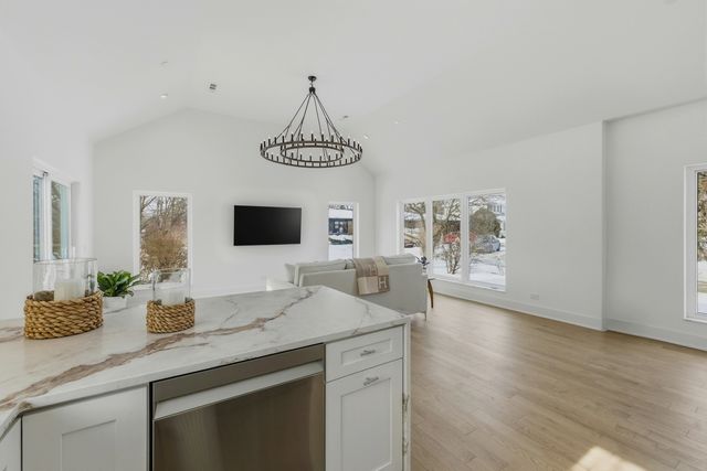 19 Marina Drive, Des Plaines, IL 60016