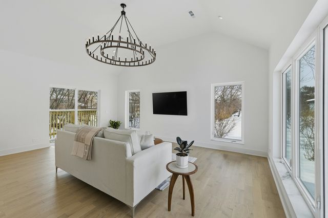 19 Marina Drive, Des Plaines, IL 60016