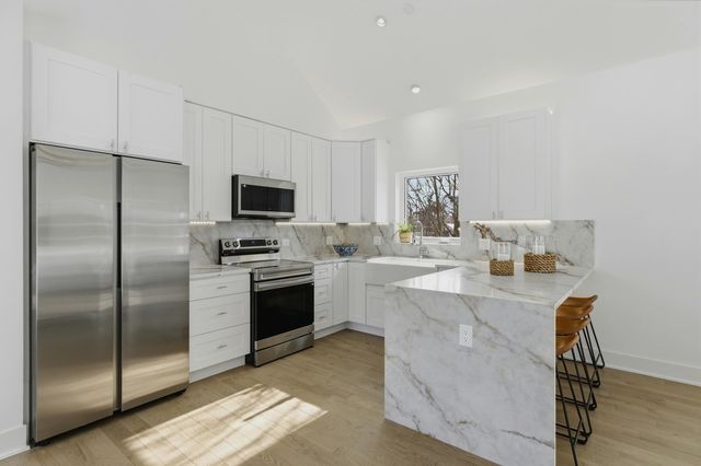 19 Marina Drive, Des Plaines, IL 60016