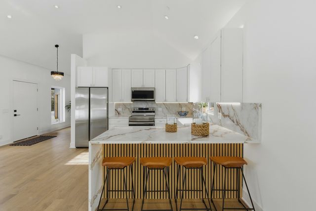 19 Marina Drive, Des Plaines, IL 60016