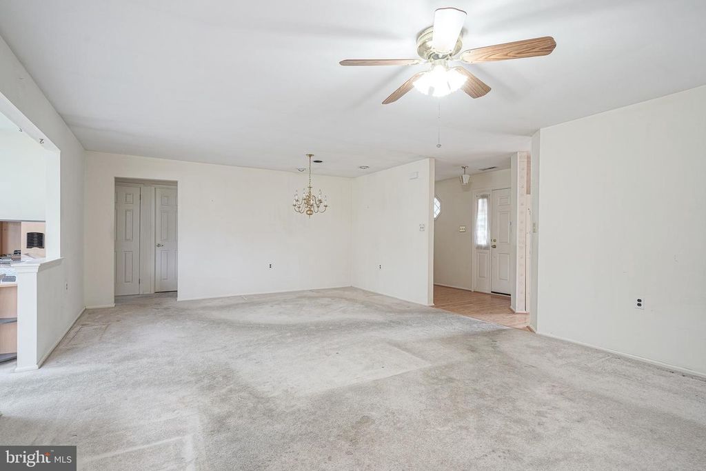 Image 12 of property listing at 4 KNOLLWOOD DR, Woodbury, NJ 08096