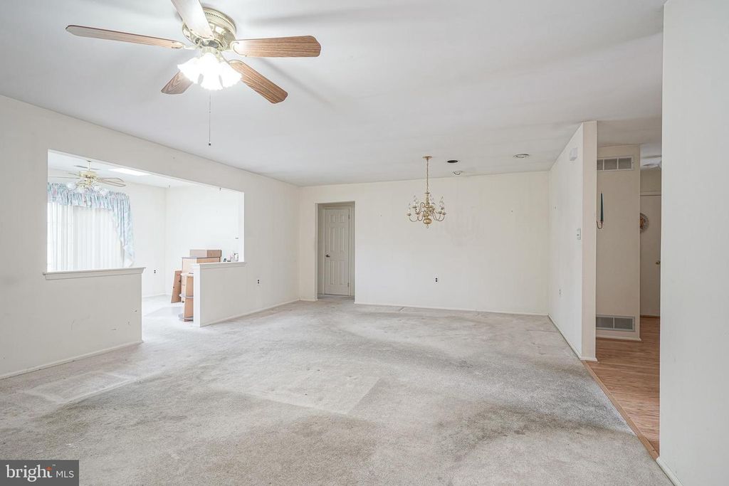 Image 13 of property listing at 4 KNOLLWOOD DR, Woodbury, NJ 08096