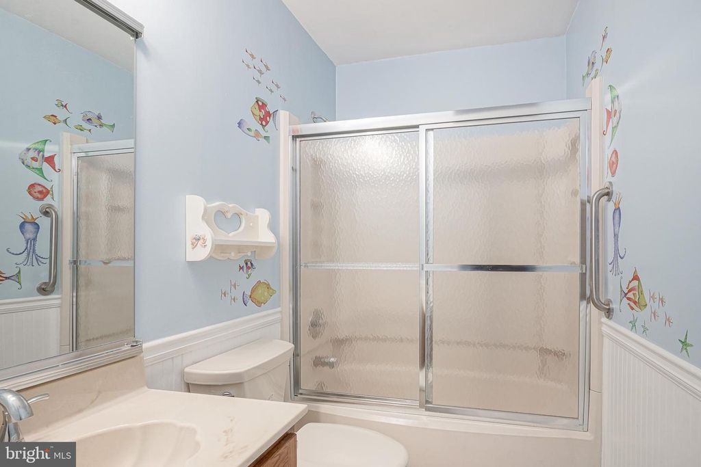 Image 18 of property listing at 4 KNOLLWOOD DR, Woodbury, NJ 08096