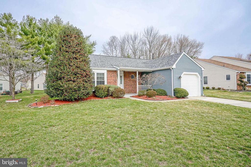 Image 2 of property listing at 4 KNOLLWOOD DR, Woodbury, NJ 08096