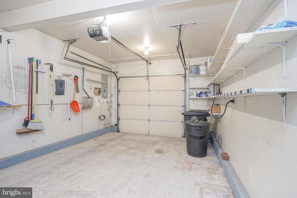 Image 6 of property listing at 4 KNOLLWOOD DR, Woodbury, NJ 08096