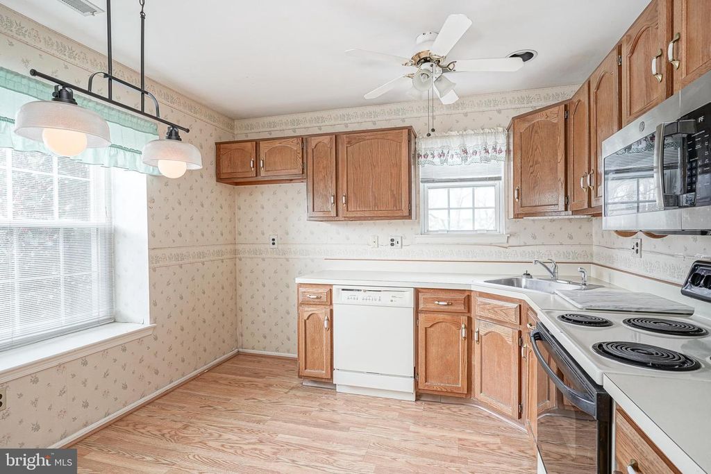 Image 8 of property listing at 4 KNOLLWOOD DR, Woodbury, NJ 08096