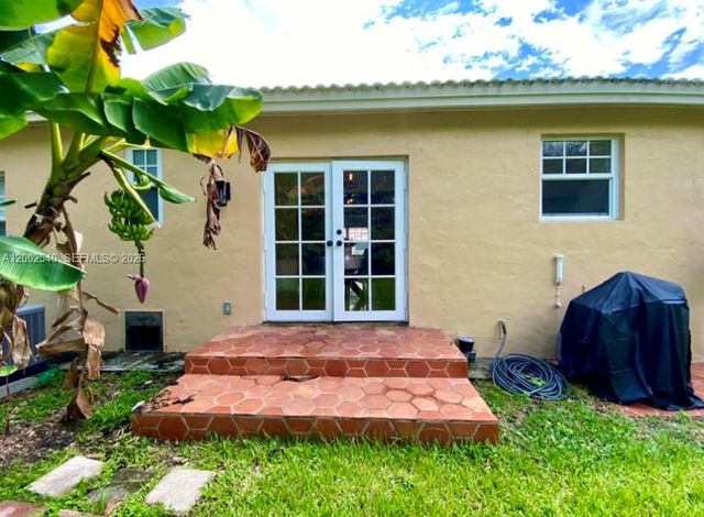 4619 SW 10th St ., Miami, FL 33134