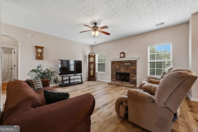 89 Seminole Trl, Fort Mitchell, AL 36856