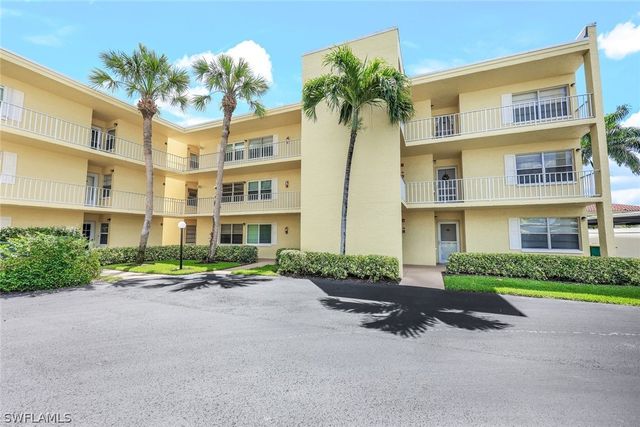 1057 Forest Lakes DR 209, Naples, FL 34105