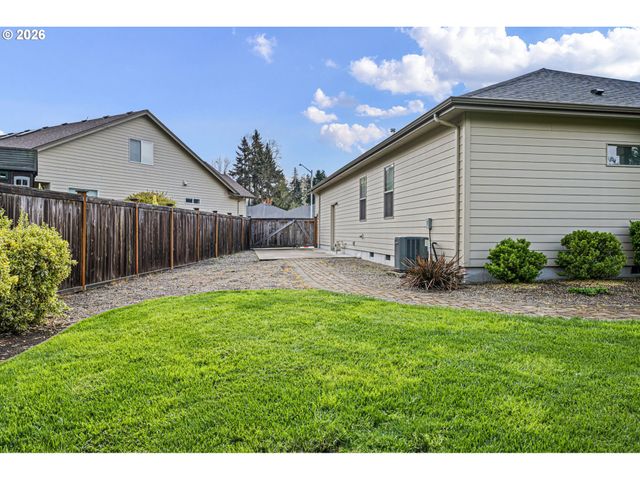 51 GRIZZLY Ave, Eugene, OR 97404