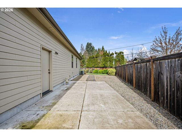51 GRIZZLY Ave, Eugene, OR 97404