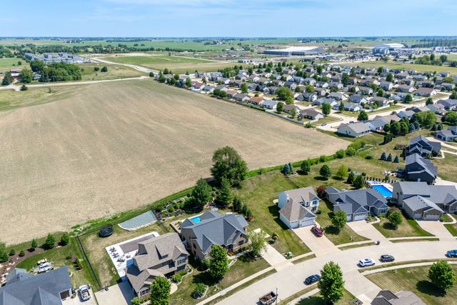 6234 Whispering Hill Court, Bettendorf, IA 52722