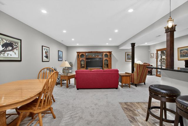 6234 Whispering Hill Court, Bettendorf, IA 52722