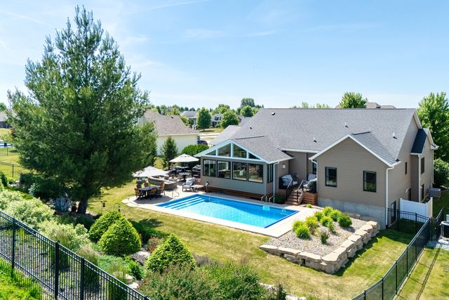 6234 Whispering Hill Court, Bettendorf, IA 52722