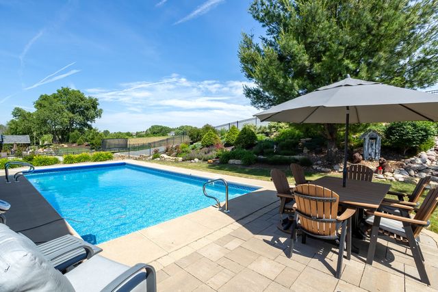 6234 Whispering Hill Court, Bettendorf, IA 52722