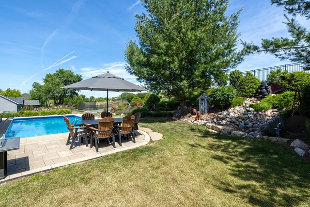 6234 Whispering Hill Court, Bettendorf, IA 52722