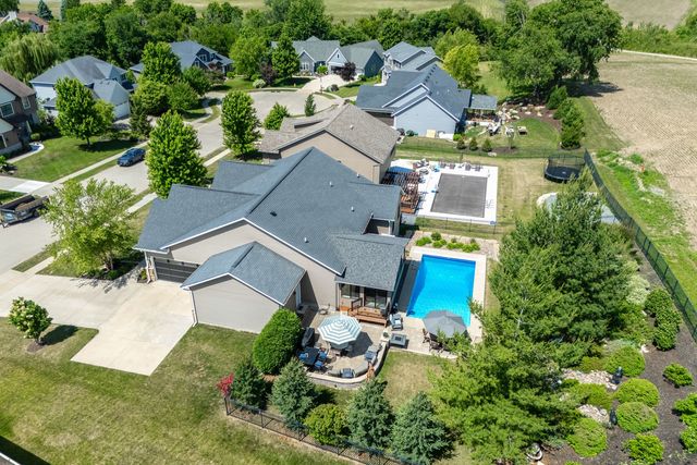 6234 Whispering Hill Court, Bettendorf, IA 52722