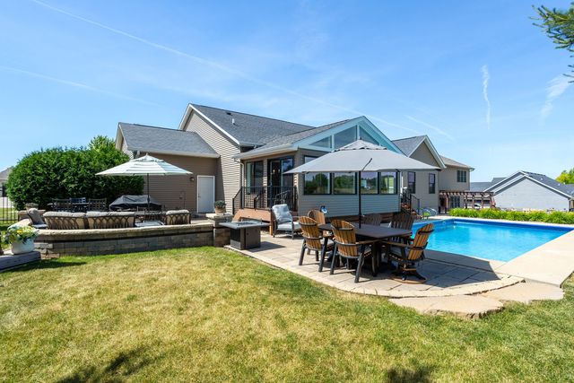 6234 Whispering Hill Court, Bettendorf, IA 52722
