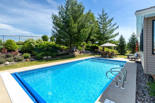 6234 Whispering Hill Court, Bettendorf, IA 52722