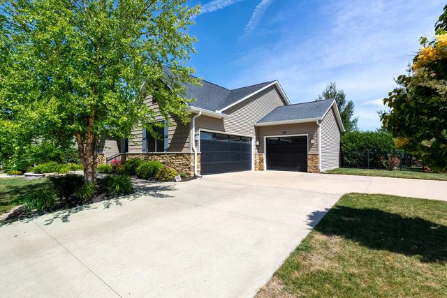 6234 Whispering Hill Court, Bettendorf, IA 52722