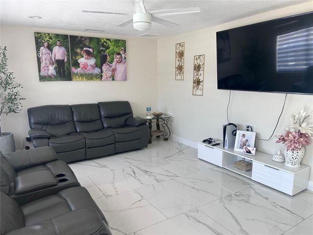 3004 W ROBSON STREET, Tampa, FL 33614