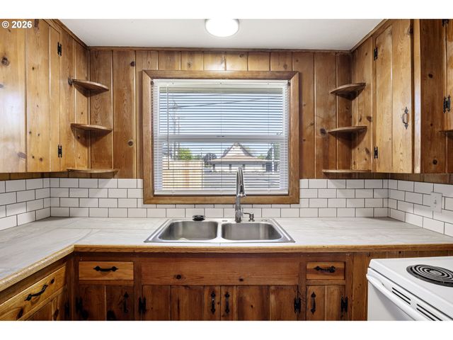1008 COBURG Rd, Eugene, OR 97401